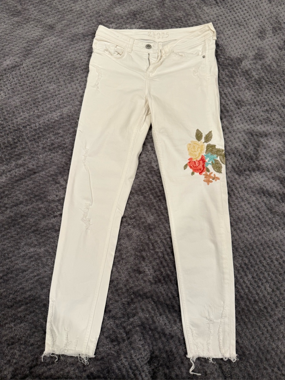 Zara  size 4 White Skinny Jeans with Multicolor Floral Embroidery